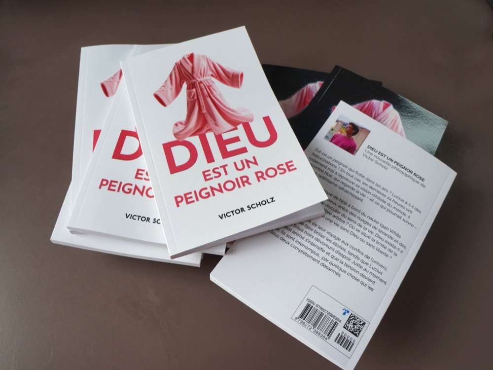 Mehrere Exemplare der französischen Ausgabe „Dieu est un peignoir rose“ von Victor Scholz