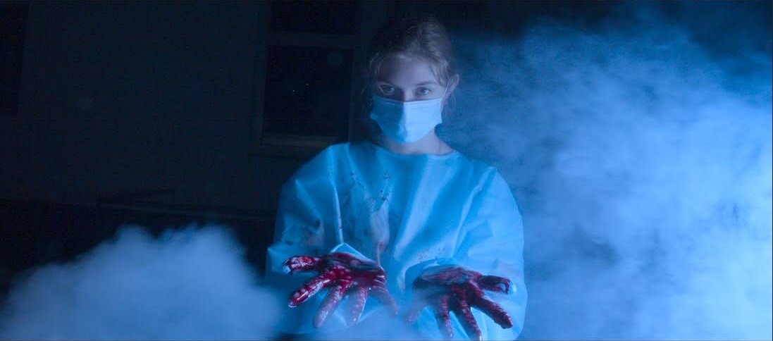 Blutige OP-Handschuhe in einer Szene aus dem Kurzfilm Clean Meat