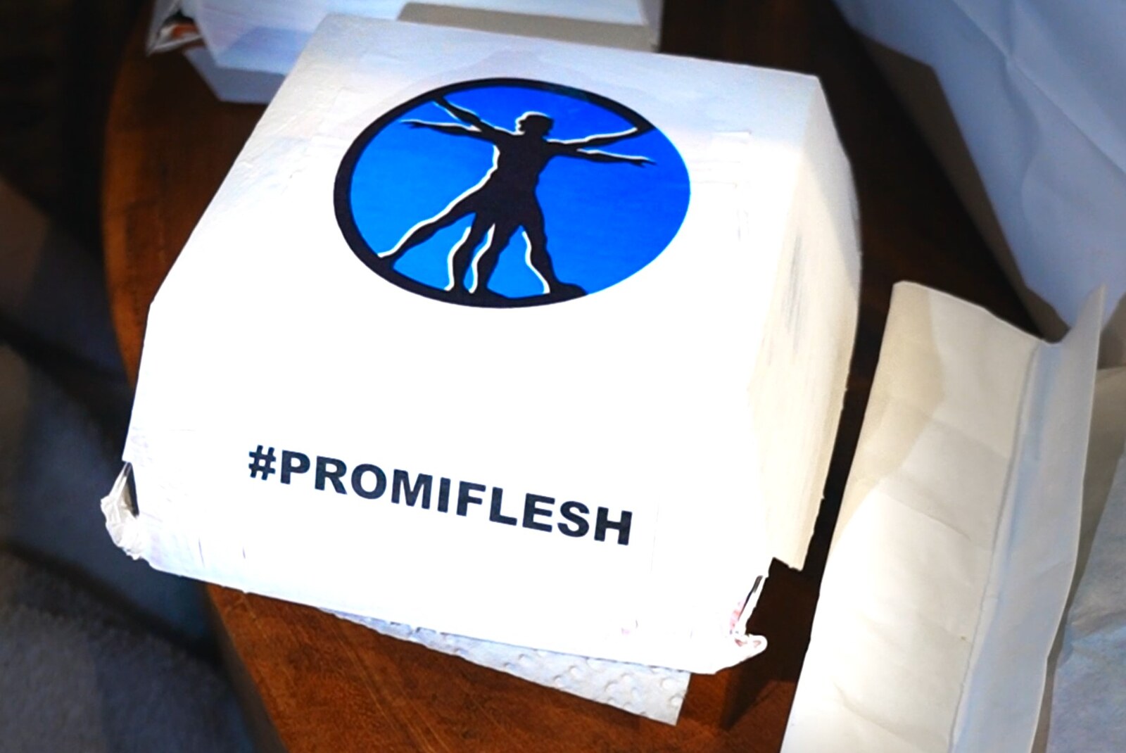 Filmrequisite mit Clean-Meat-Logo und der Aufschrift Promiflesh