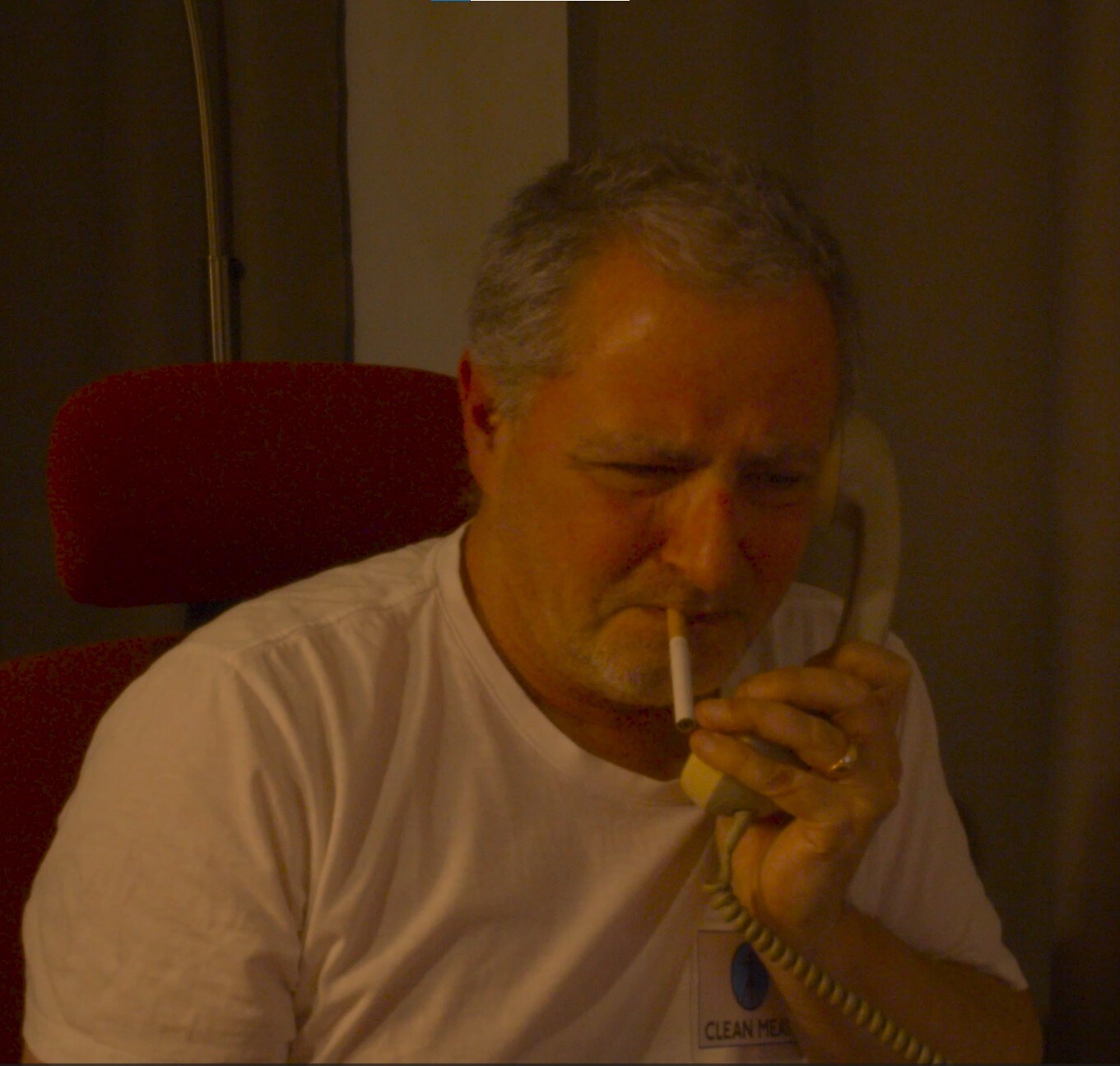 Schauspieler mit Telefon in einer Szene des Kurzfilms Clean Meat