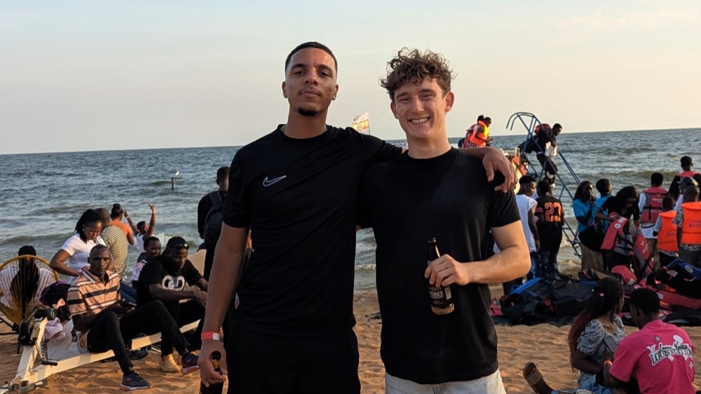 Shawn und Victor am Strand – aus dem Dokumentarfilm „Shawn & Victor in Rwanda“