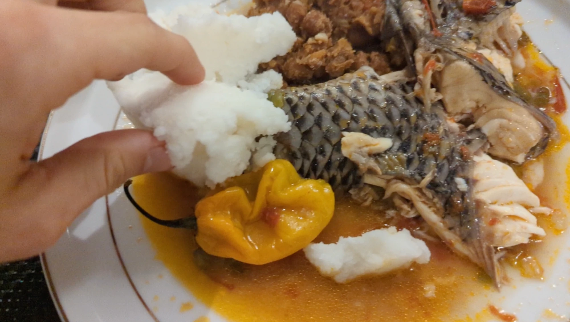 Ruandisches Gericht mit Ugali, Fisch und Chili – Dreh zum Dokumentarfilm „Shawn & Victor in Rwanda“