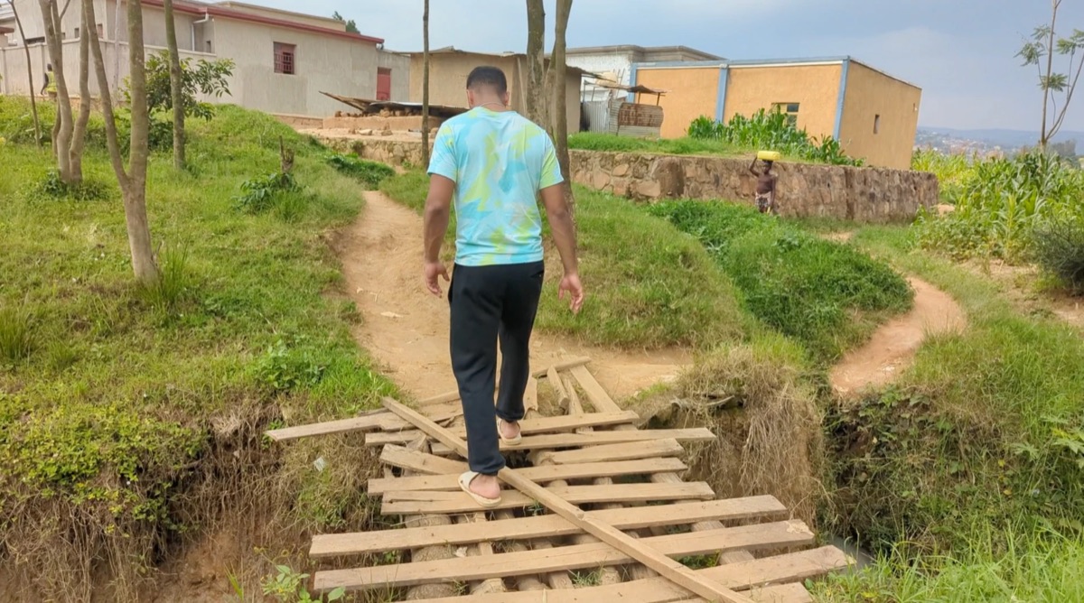 Unterwegs über eine Holzbrücke in Ruanda – Dreh zum Dokumentarfilm „Shawn & Victor in Rwanda“