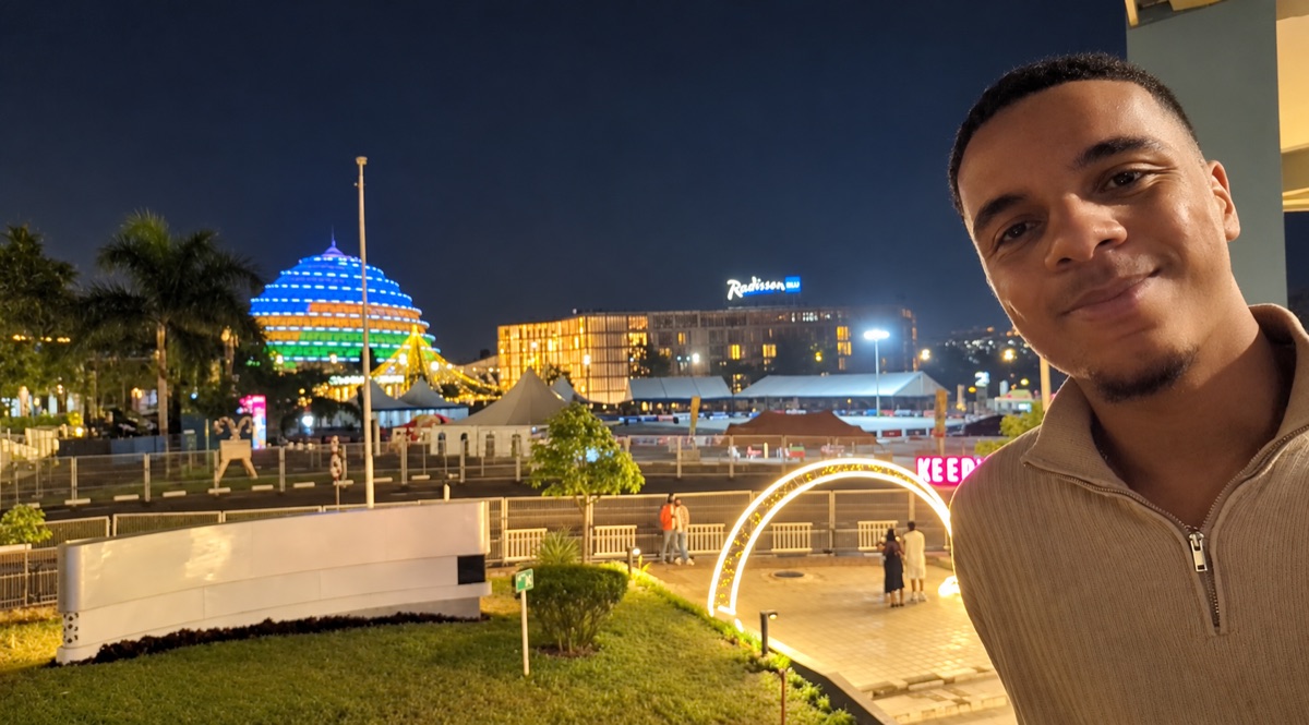 Selfie vor dem nachts beleuchteten Kigali Convention Centre – Dreh zum Dokumentarfilm „Shawn & Victor in Rwanda“