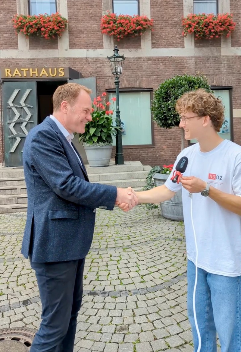 Victor Scholz begrüßt einen Interviewpartner vor dem Düsseldorfer Rathaus – Interview für die Neue Düsseldorfer Online Zeitung (NDOZ)