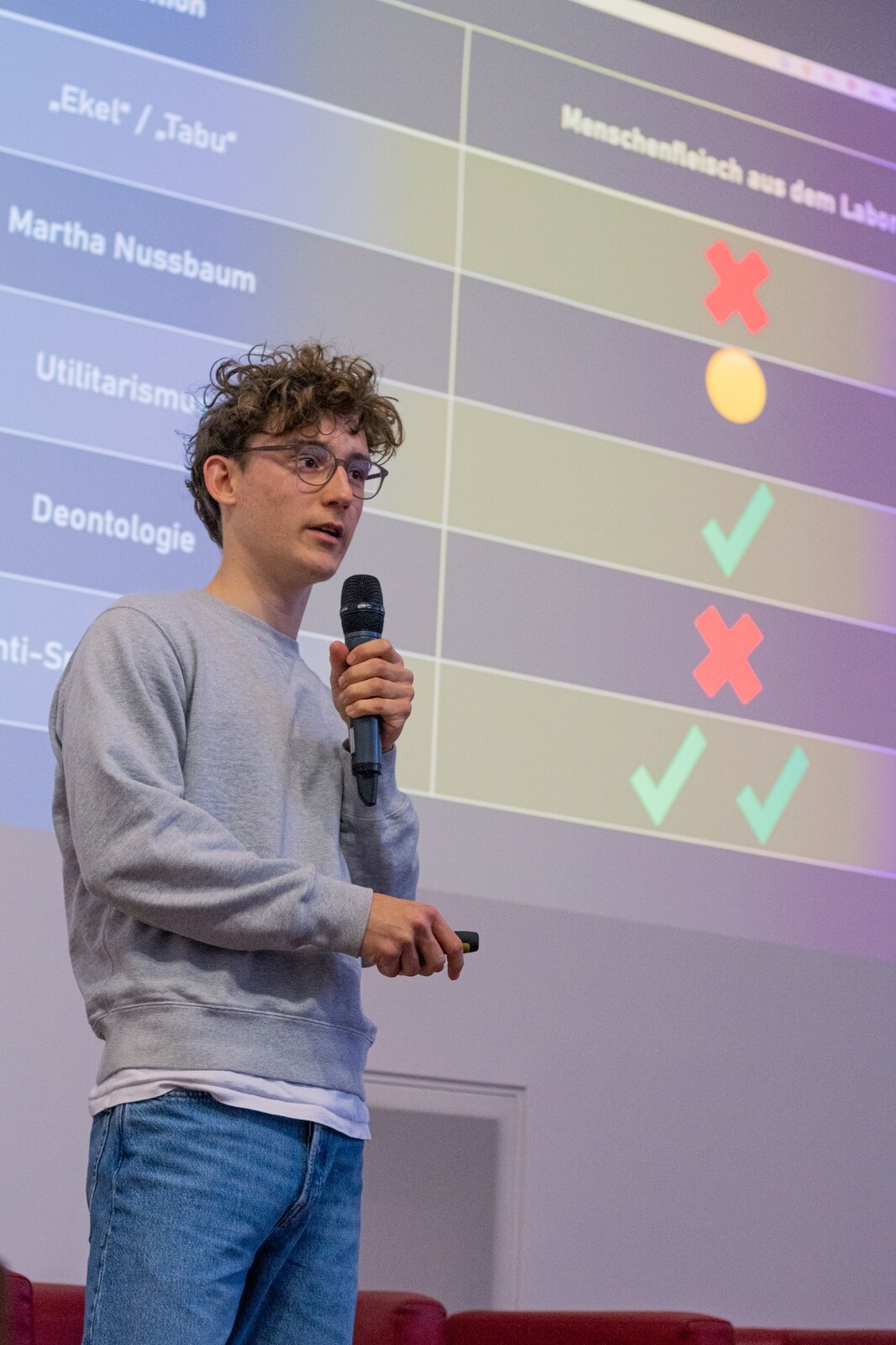 Victor Scholz bei einem Vortrag über Philosophie und Medien