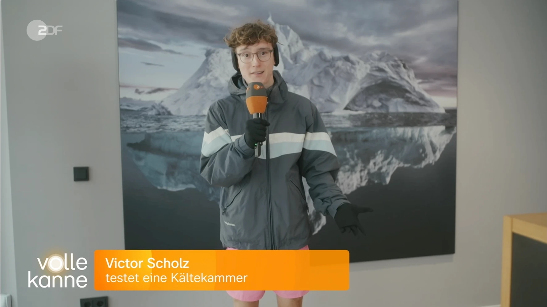 Victor Scholz als Reporter für „Volle Kanne“ im ZDF beim Test einer Kältekammer